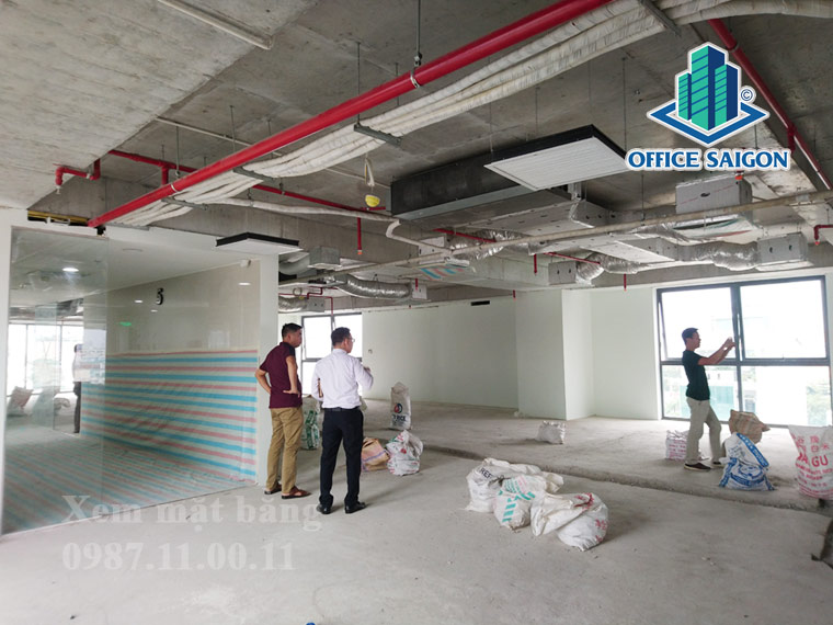 Khách xem mặt bằng thực tế tại toà nhà Vina Building
