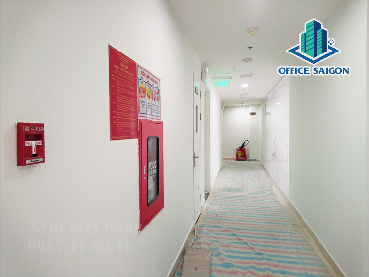 Lối đi hành lang giữ các văn phòng tại Vina Building