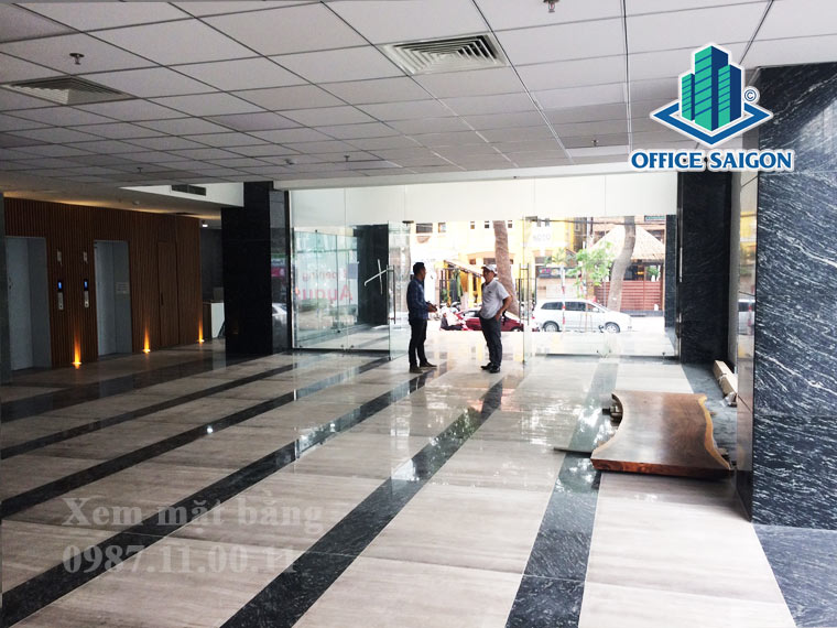 Khách xem mặt bằng thực tế tại tầng trệt Anh Minh Tower quận 1