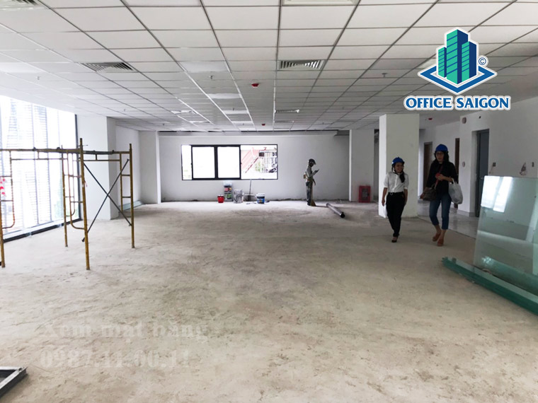 Khách xem mặt bằng thực tế tại toà nhà Anh Minh Tower quận 1