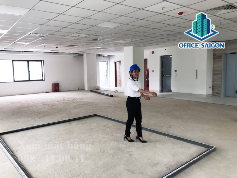 Khách kiểm tra lại diện tích trước khi ký hợp đồng thuê tại toà nhà Anh Minh Tower quận 1