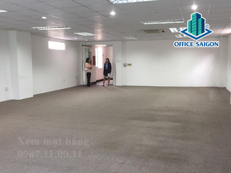 Quản lý toà nhà Việt Nam Business Center hỗ trợ khách xem mặt bằng thực tế