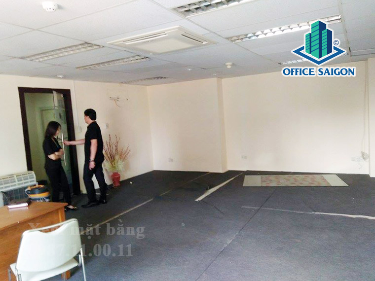Quản lý toà nhà TV Building hỗ trợ khách xem mặt bằng