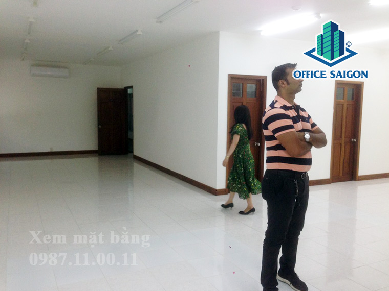 Khách xem mặt bằng thực tế tại toà nhà Valentina Court Building quận 1