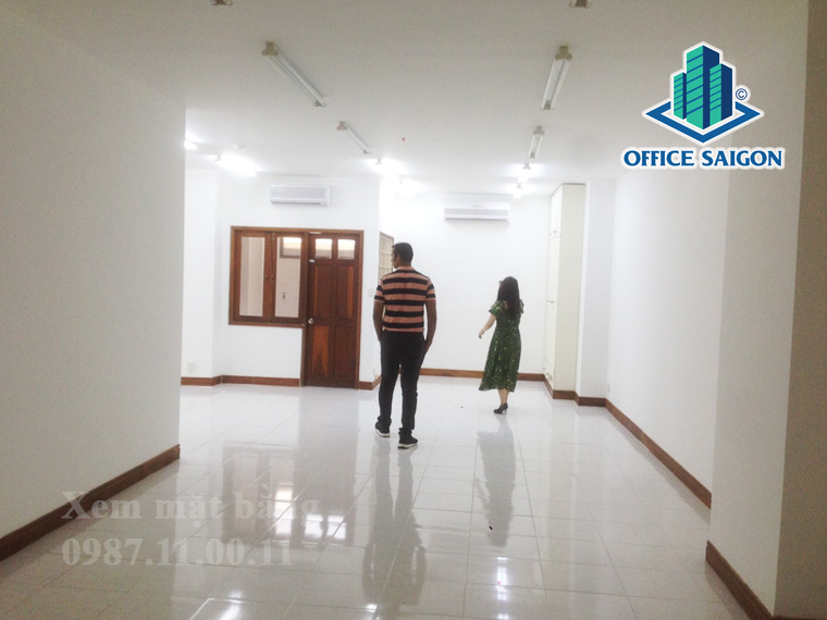 Quản lý văn Valentina Court Building quận 1 hỗ trợ khách xem mặt bằng