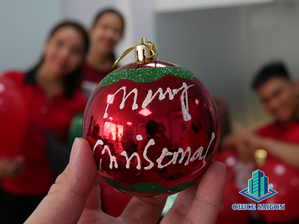 Hoạt động trang trí Giáng sinh 2019 của Office Saigon - Leader Real Group
