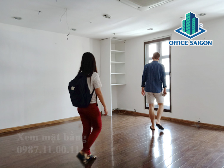 Ông David quốc tịch Anh xem mặt bằng tại toà nhà Satra Building quận 1