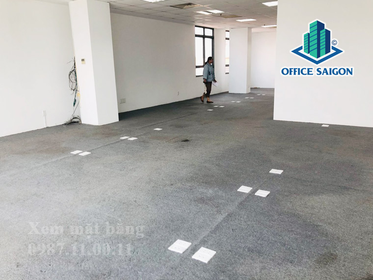 Khách xem mặt bằng diện tích 120m2 tại Rosana Tower quận 1