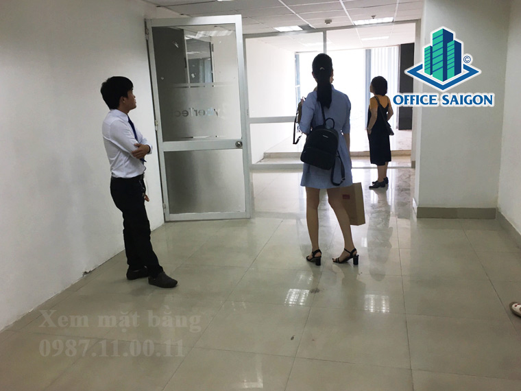 Nhân viên Office Saigon hỗ trợ khách xem mặt bằng tại Avenis Building quận 1