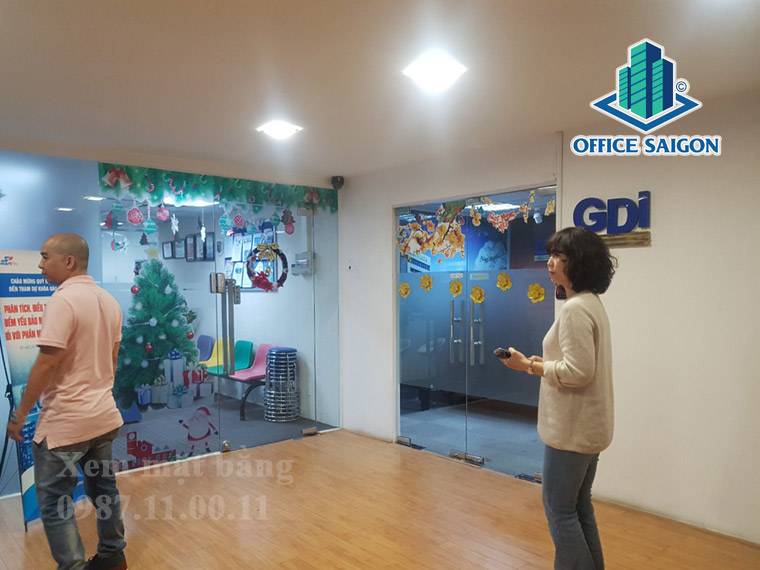 Khách xem mặt bằng tại thiên Sơn Building quận 3