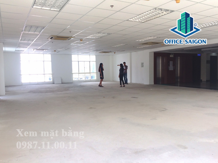 Khách xem mặt bằng tầng 7 tại toà nhà Capital Place Tower quận 1