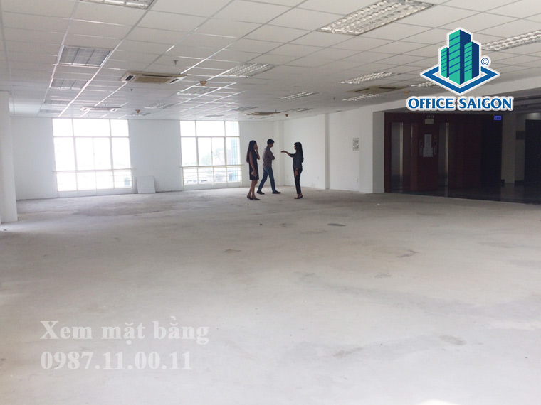 Khách xem mặt bằng thực tế tại toà nhà Capital Place Tower quận 1