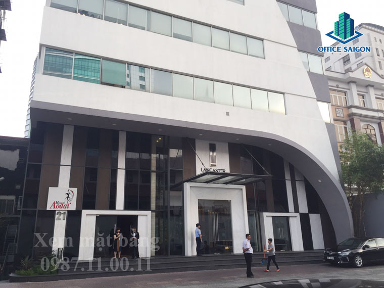 Lối đi vào cổng chính tòa nhà Miss ÁoDai building đường Nguyễn Trung Ngạn