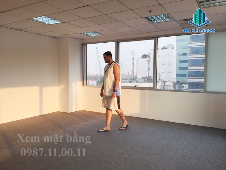 Khách hàng xem mặt bằng diện tích 80m2 tại lầu 5