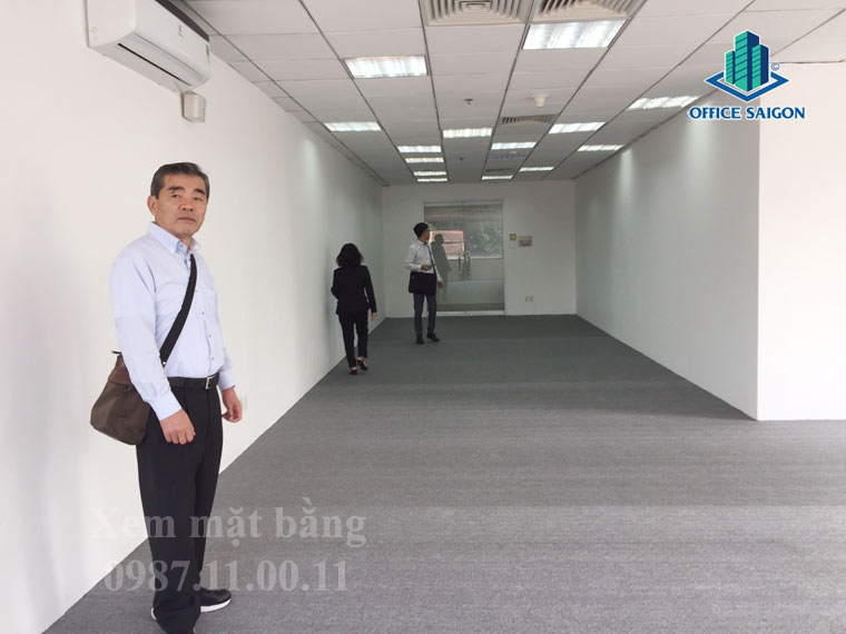 Nhân viên Office Saigon hỗ trợ khách hàng xem văn phòng tại Miss Áo Dài tower đường Nguyễn Trung Ngạn