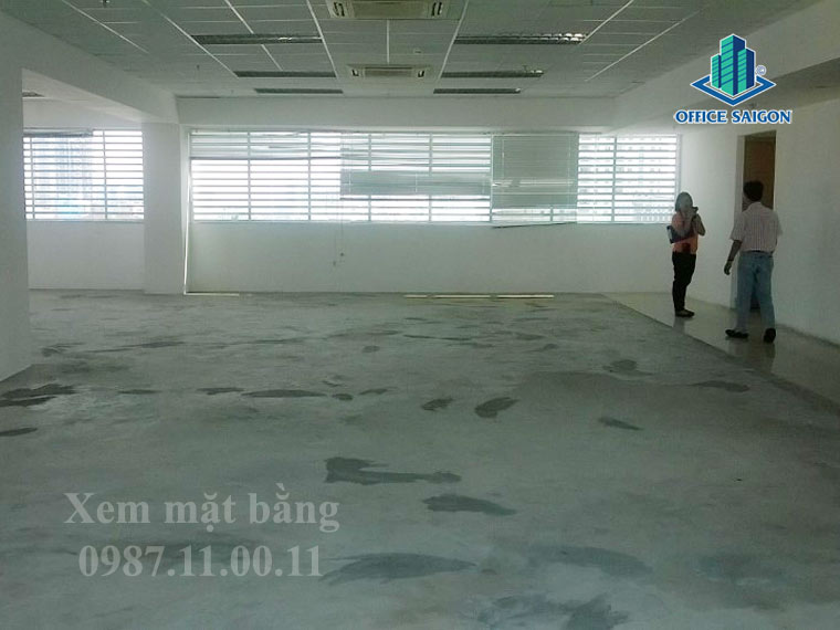 Khách hàng xem mặt bằng tại cao ốc văn phòng Huy Sơn building đường Mai Thị Lựu