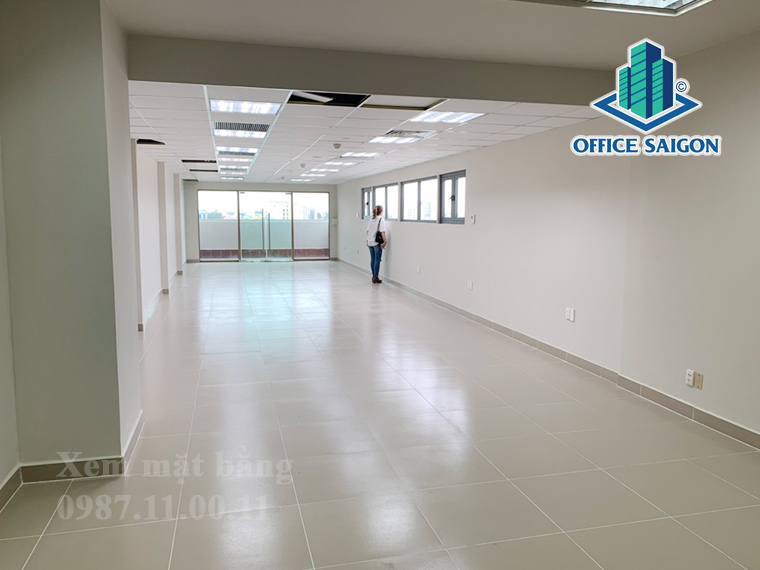 Khách xem mặt bằng tại tầng 5 toà nhà WMC Building quận 1
