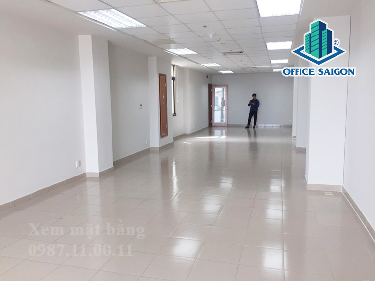 Khách xem mặt bằng thực tế tại ttangf 6 toà nhà WMC Building quận 1