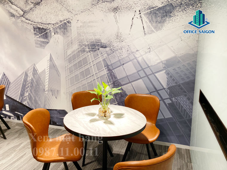 Bàn tiếp khách được bố trí tại tầng lửng tòa nhà The Address building quận 3
