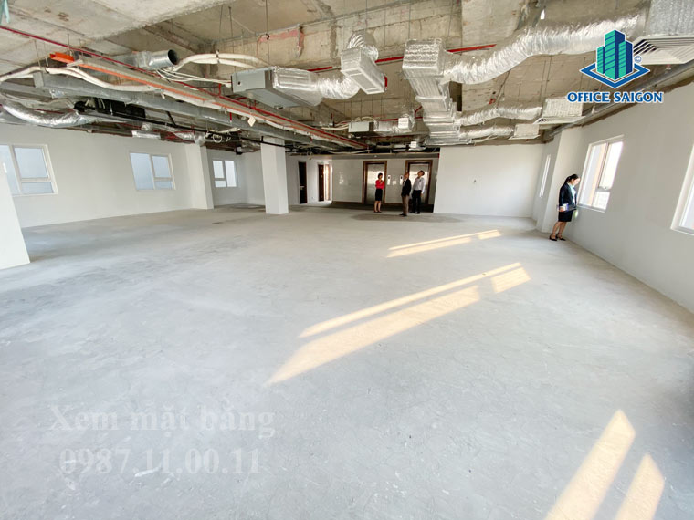 Nhân viên Office Saigon hỗ trợ khách xem The Address Nam Kỳ Khởi Nghĩa quận 3