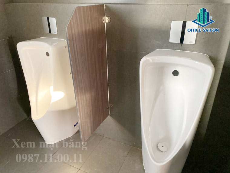 Toilet tại The Address building được trang bị tự động theo tiêu chuẩn