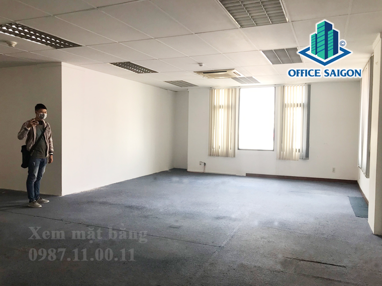 Khách xem mặt bằng thực tế 100m2 tại tầng 3 Vinaconex Building quận 1