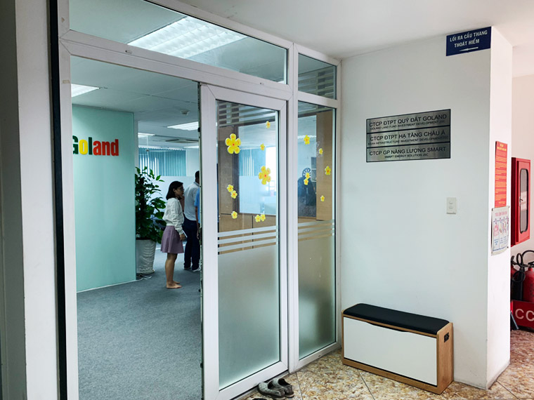 Khách xem mặt bằng thực tế tại toà nhà Vinaconex Building quận 1