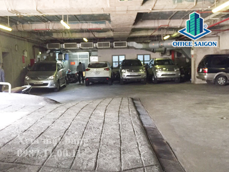 Khu vực đậu xe ô tô tại toà nhà Vimedimex Building quận 1