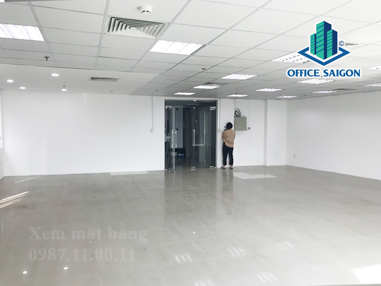 Khách xem mặt bằng thực tế tại tầng 3 toà nhà Jabes Building quận 1