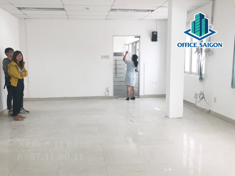 Nhân viên Office Saigon hỗ trợ khách xem mặt bằng tại Trần Quý Building quận 1