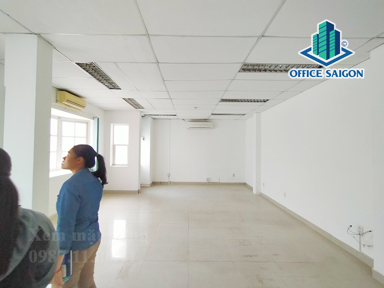 Khách xem mặt bằng thức tế tại tầng 3 Trần Quý Building quận 1
