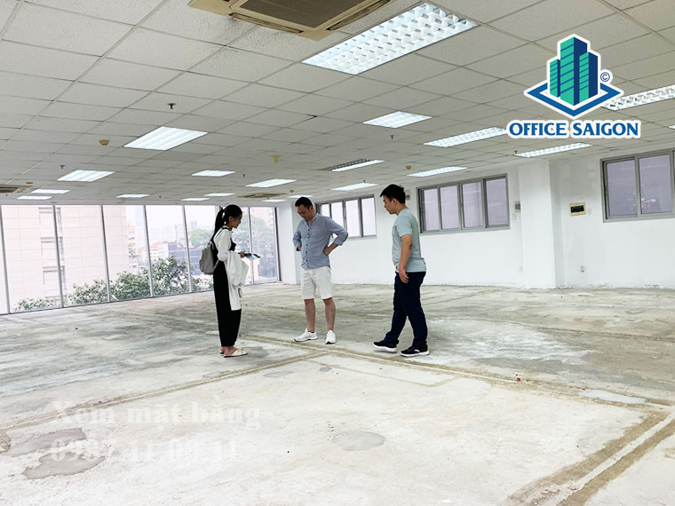 Khách xem mặt bằng tại tầng 9 tòa nhà Master Building quận 3