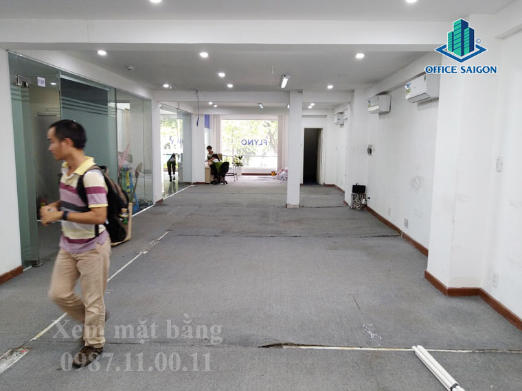 Khách hàng xem mặt bằng thực tế tại SGR building