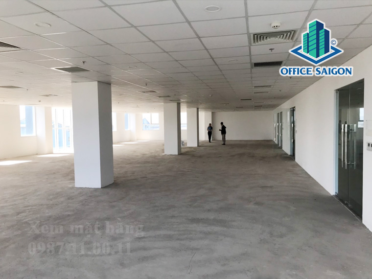 Khách xem mặt bằng thực tế tại tòa nhà văn phòng cho thuê TCL Building quận 2