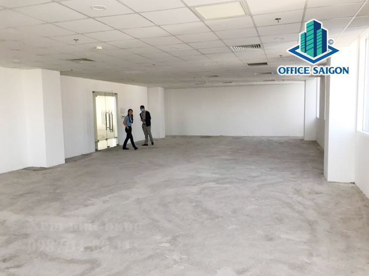 Khách xem mặt bằng thực tế tại văn phòng cho thuê TCL Building quận 2