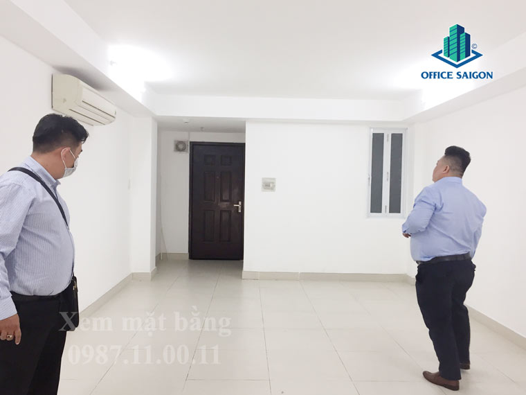 Khách hàng đang xem mặt bằng thực tế tại Bình An building