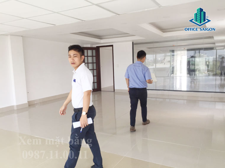 Ban quản lý tòa nhà Lương Định Của đang hỗ trợ khách xem mặt bằng