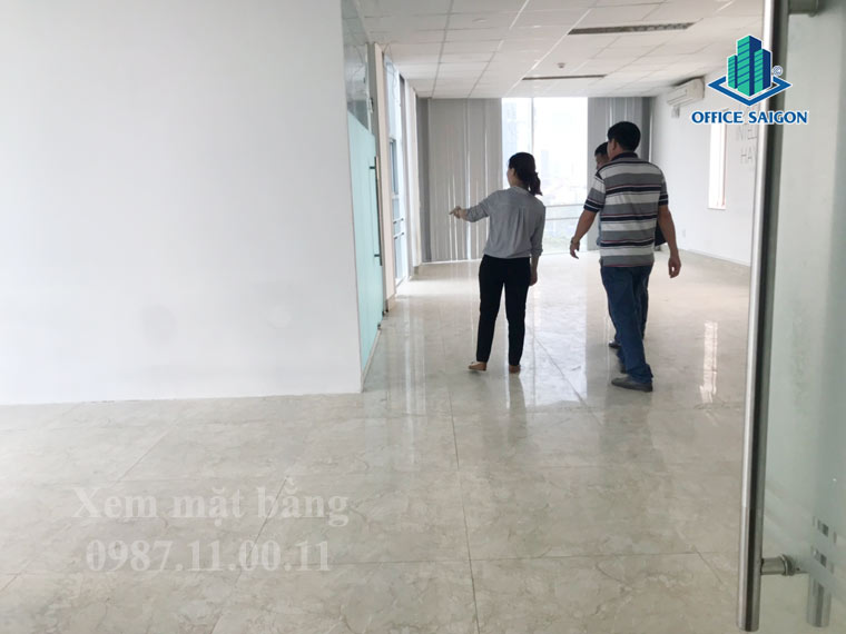 Nhân viên Office Saigon hỗ trợ khách xem mặt bằng tại Lương Định Của building