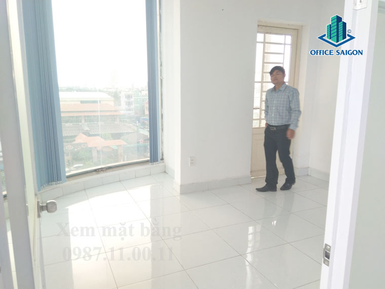 Khách hàng xem mặt bằng mặt trước tòa nhà Bule Office building quận 2