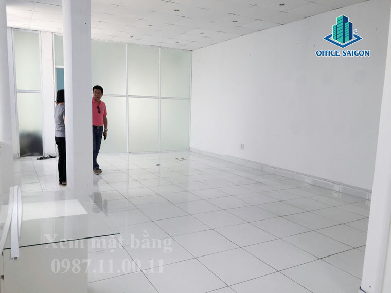 Nhân viên Office Saigon hỗ trợ khách xem văn phòng tại Blue Office building quận 2