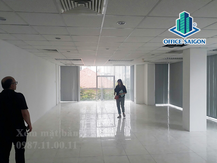 Khách xem mặt bằng thực tế tại tòa nhà Qunimex Building quận 3