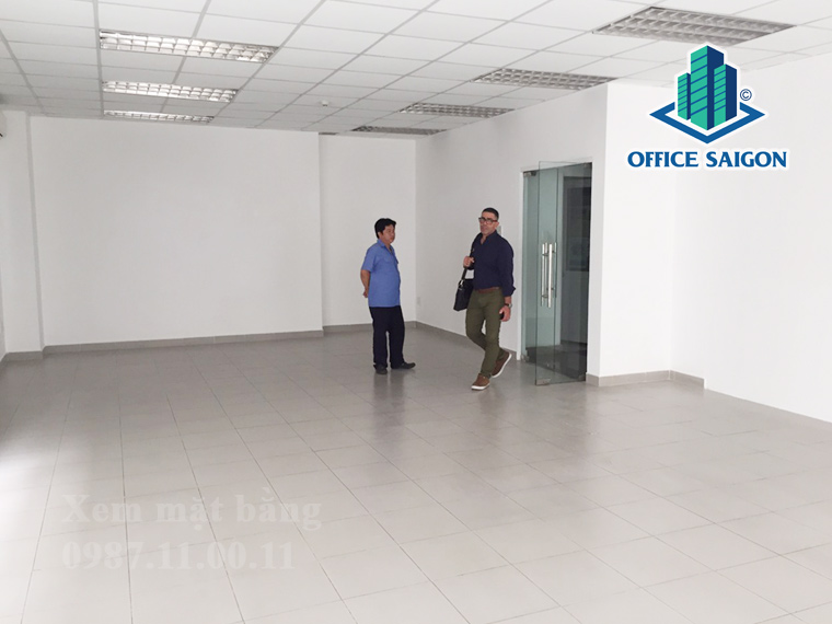 Mr Henry quốc tịch Anh xem mặt bằng thực tế tại tòa nhà NP Tower quận 3