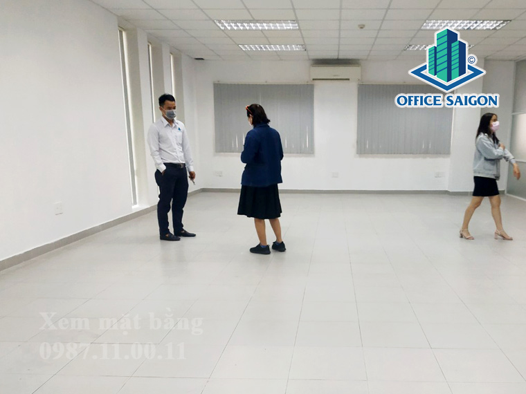 Nhân viên Office Saigon hỗ trợ khách xem mặt bằng tại tòa nhà NP Tower quận 3