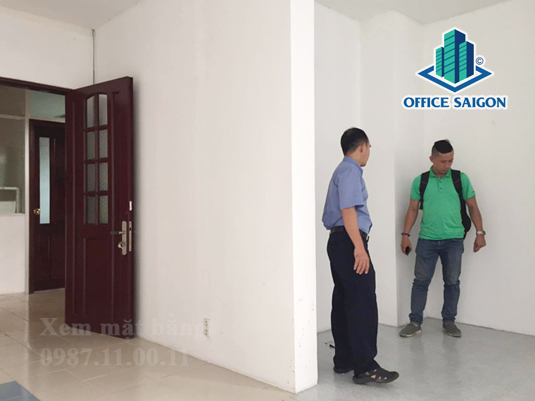 Khách xem mặt bằng thực tế tại tòa nhà IDC Building quận 3