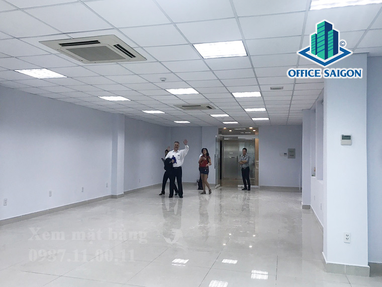Khách nước ngoài xem mặt bằng tại tòa nhà cho thuê văn phòng May Plaza quận 3