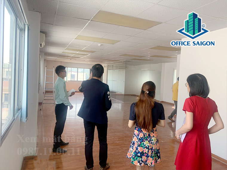 Nhân viên Office Saigon hỗ trợ khách xem mặt bằng tại tòa nhà KM Plaza quận 3