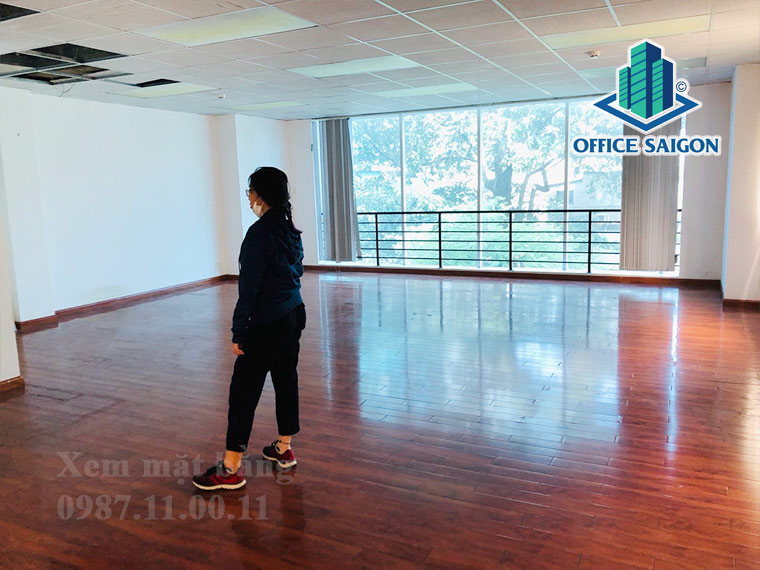Sàn văn phòng được lót gỗ sang trọng tại tòa nhà KM Plaza quận 3