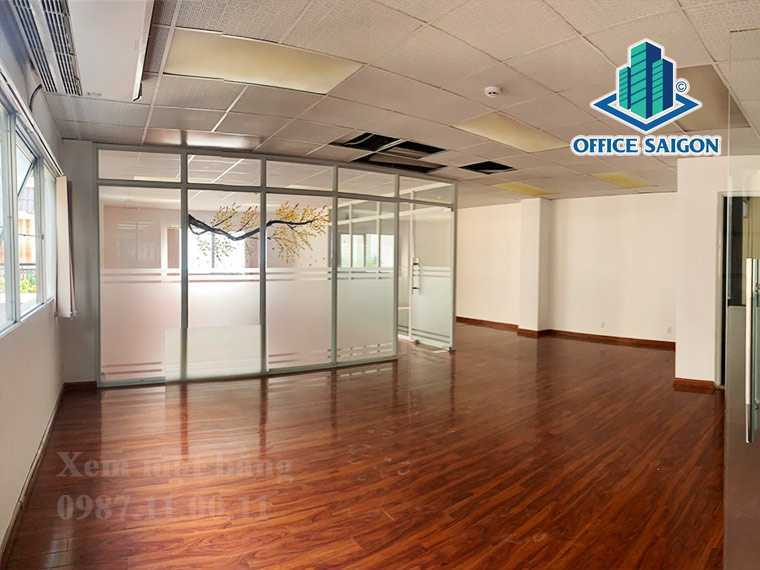 Trạng bị vách ngăn bằng kính cường lực giữ các văn phòng tại tòa nhà KM Plaza quận 3