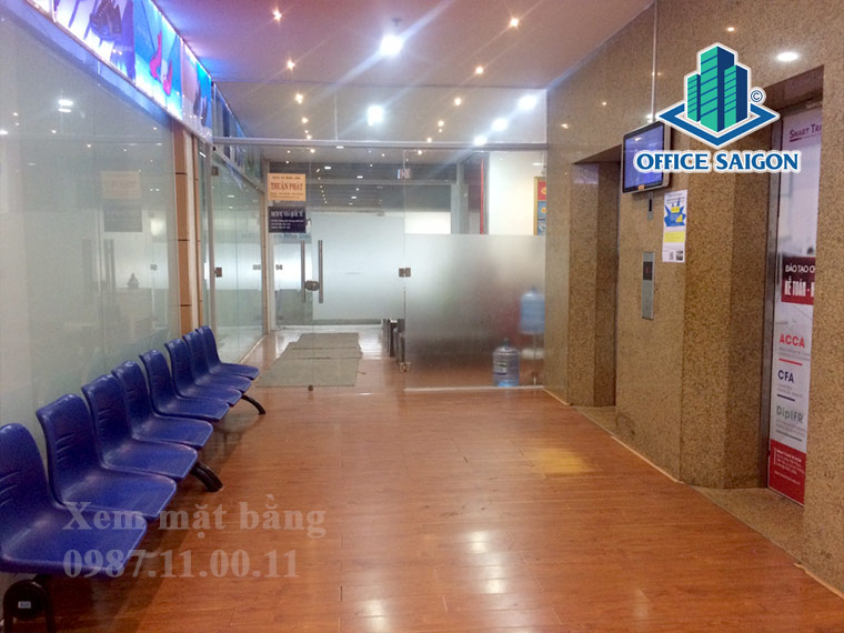 Khu vực ngồi chờ tại thang máy tòa nhà cho thuê văn phòng Giầy Việt Building quận 3