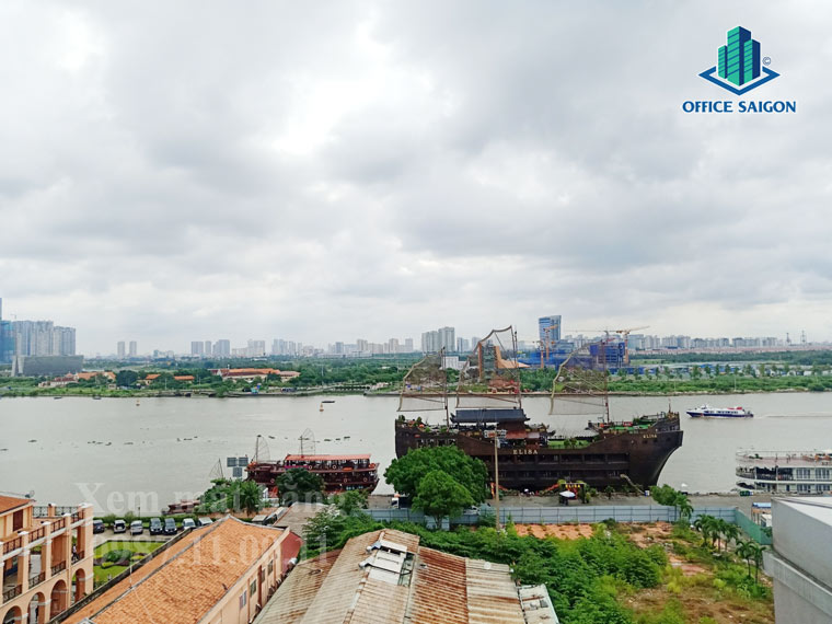 View từ cao ốc Cảng Saigon building ra sông Sài Gòn.